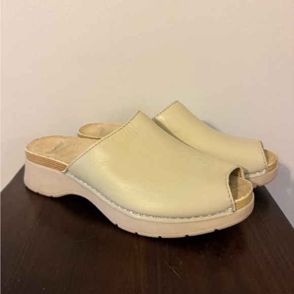 Dansko Shoes - Women's Cream Slip-On Clogs. Dansko Rayvn Nappa. Size 37/7US